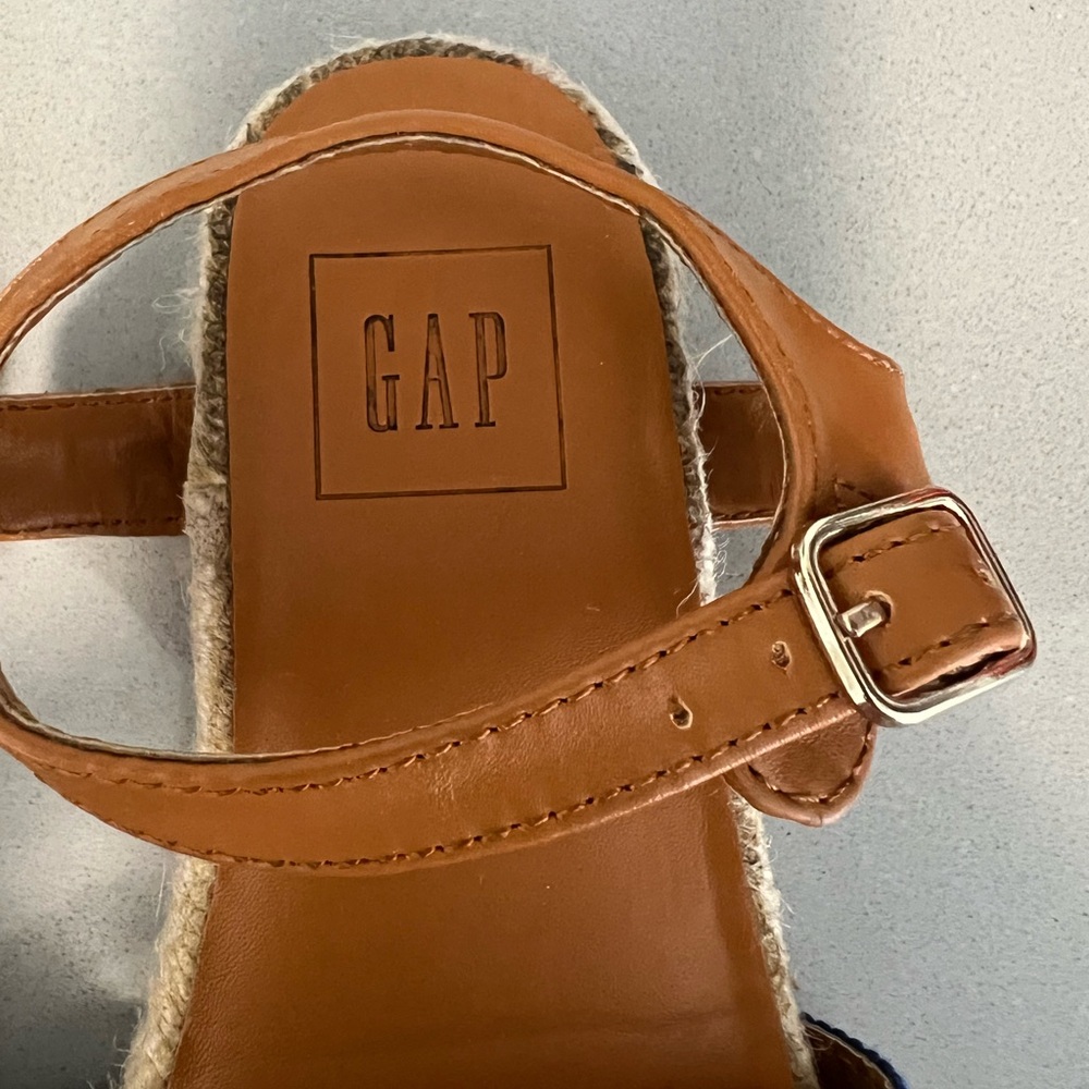 GAP SANDALS - Picture 6 of 8